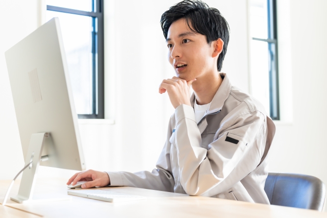 図面を確認する若手社員